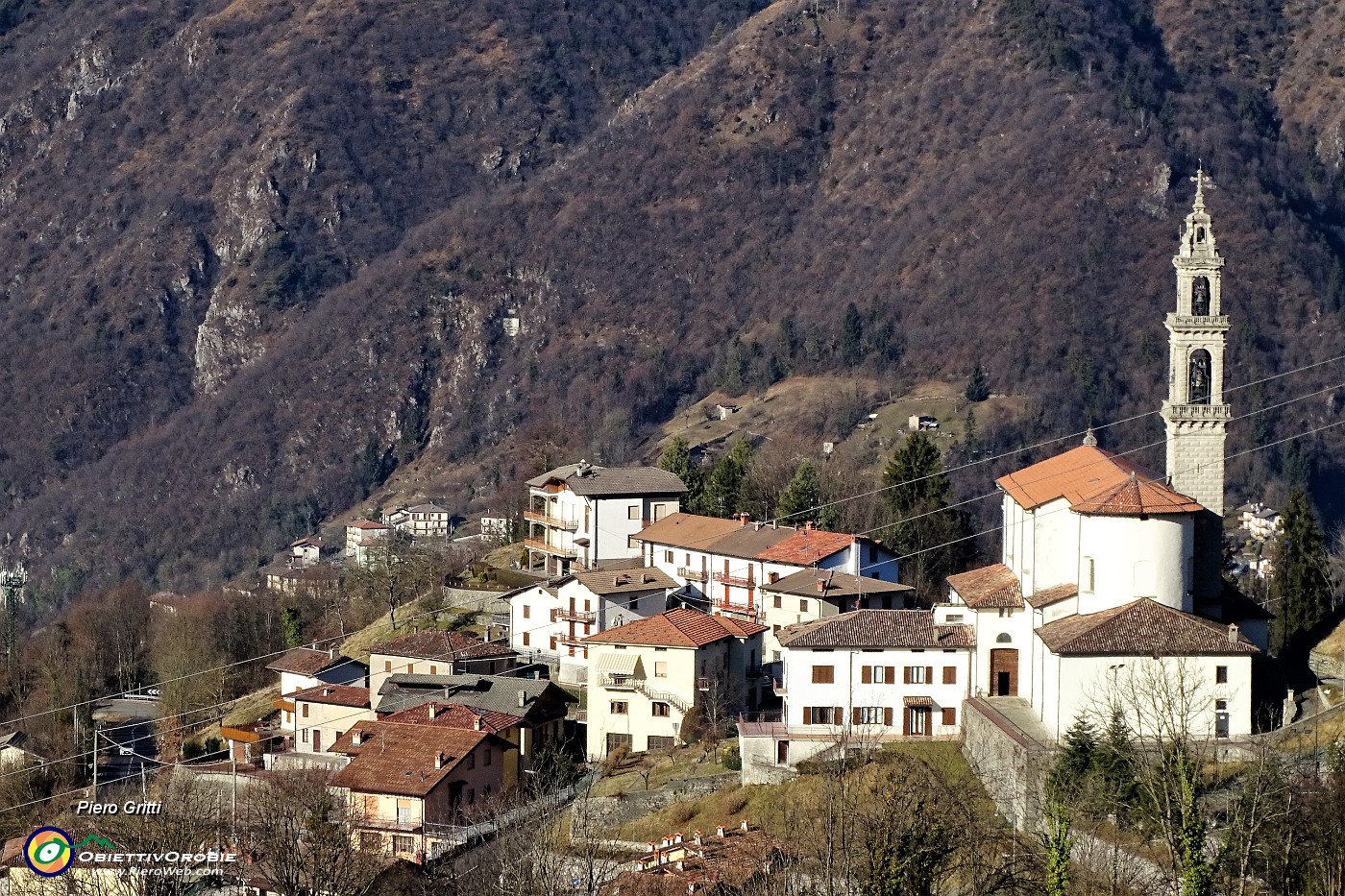 12 Lo slanciato bel campanile di Costa Serina.JPG